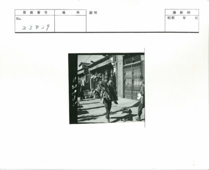 传统街景行人携木制品.jpg