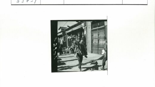 传统街景行人携木制品.jpg