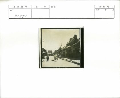 传统街景行人漫步建筑远景.jpg