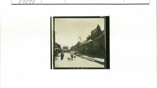 传统街景行人漫步建筑远景.jpg