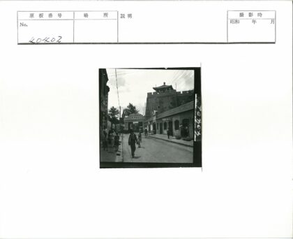 传统街道与商店风貌.jpg