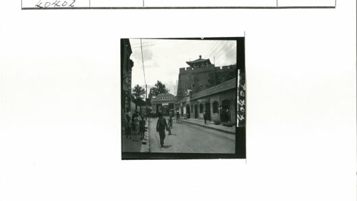传统街道与商店风貌.jpg