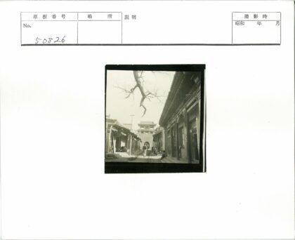 传统街道与塔门风景.jpg