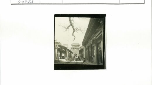 传统街道与塔门风景.jpg