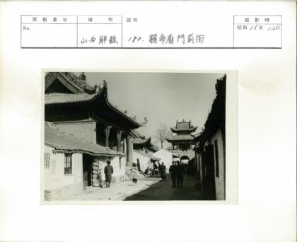 传统街道建筑与自行车和狗.jpg