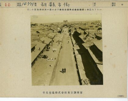 传统街道建筑与行人俯视图.jpg