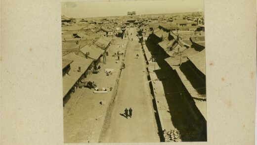 传统街道建筑与行人俯视图.jpg