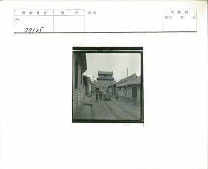 传统街道手推车与华丽屋檐.jpg