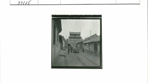 传统街道手推车与华丽屋檐.jpg