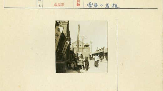 传统街道熙攘市井生活.jpg