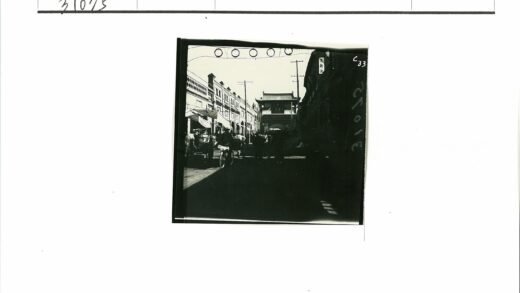 传统街道繁忙生活场景.jpg