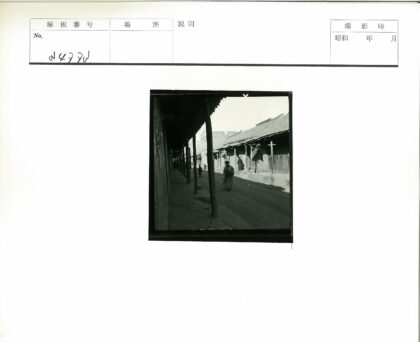 传统街道行人漫步街景.jpg