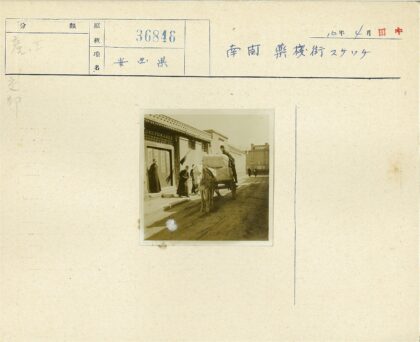 传统街道马车运输场景.jpg