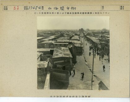 传统街道鸟瞰人群熙攘.jpg
