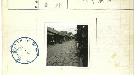 传统街道鹅卵石与独轮车.jpg