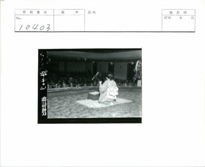 传统表演者持锤舞台秀.jpg