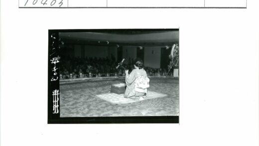 传统表演者持锤舞台秀.jpg