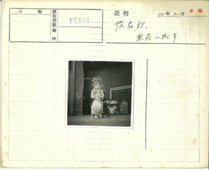 传统表演者舞台华服道具.jpg