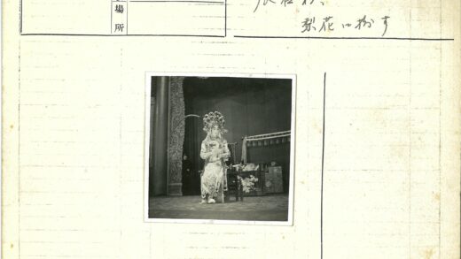 传统表演者舞台华服道具.jpg