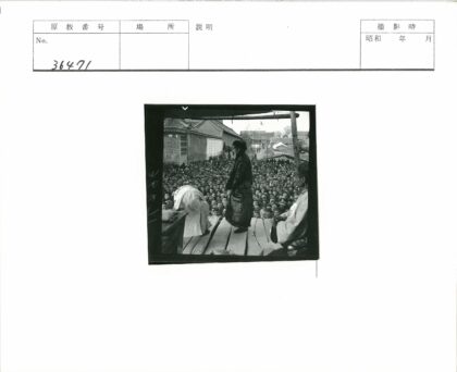 传统表演者舞台建筑背景户外人群.jpg