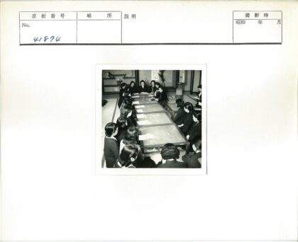 传统装饰会议中的妇女讨论.jpg