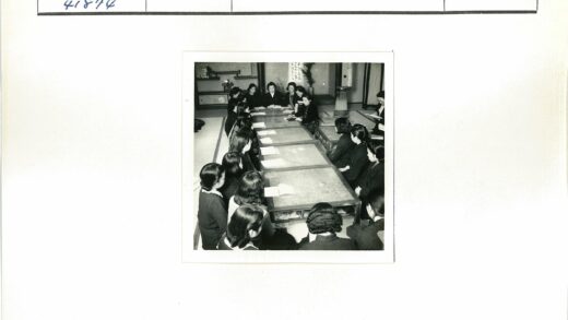 传统装饰会议中的妇女讨论.jpg