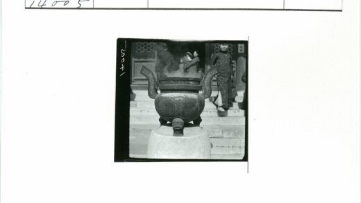 传统装饰壶与华丽木门建筑.jpg