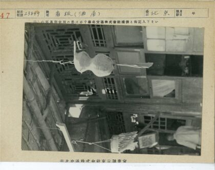 传统装饰木屋窗前.jpg
