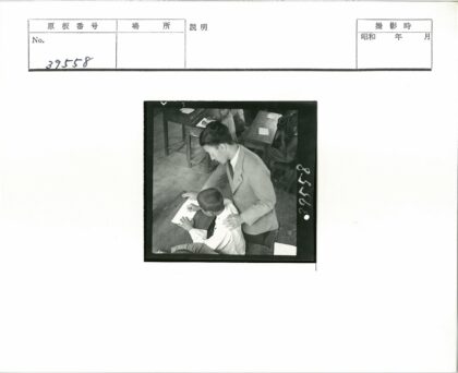 传统课堂师生互动写字教学.jpg