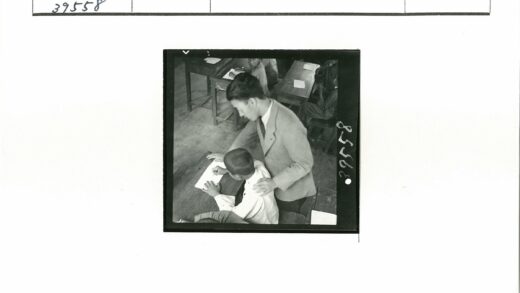 传统课堂师生互动写字教学.jpg