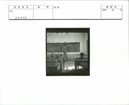 传统课堂师生教学场景.jpg