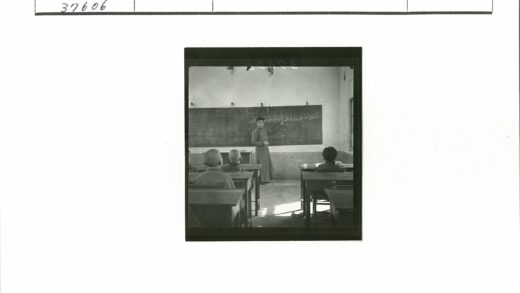 传统课堂师生教学场景.jpg