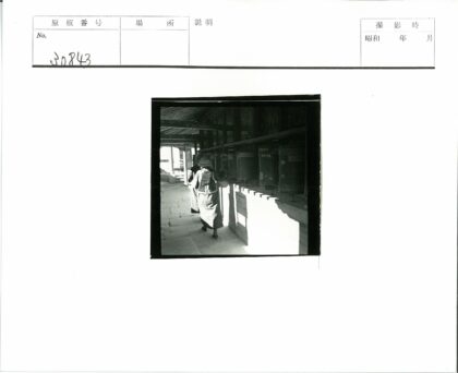 传统走廊转经轮行人.jpg