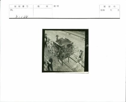 传统轿夫推叶饰轿子土路行.jpg