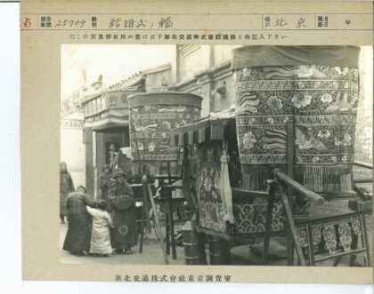 传统轿子与古建筑街景.jpg