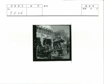 传统轿子游行与格子建筑背景.jpg