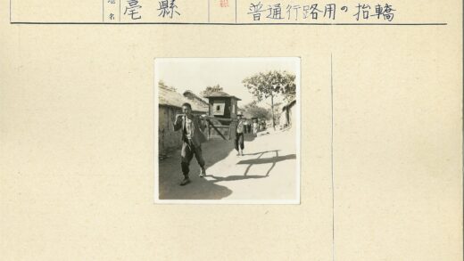 传统轿子行经乡村土路.jpg