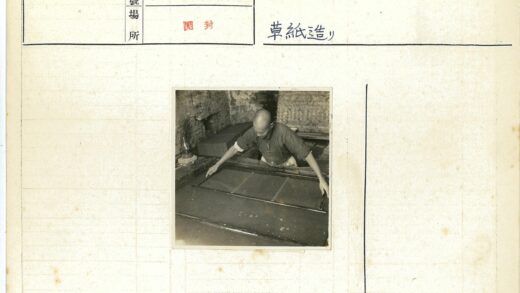 传统造纸工艺手工筛纸.jpg