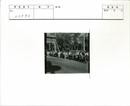 传统道路上的排队行人.jpg