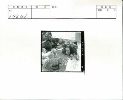 传统部落共享烟斗与餐食.jpg