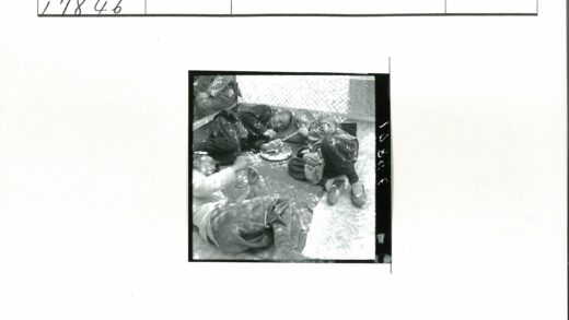 传统部落共享烟斗与餐食.jpg