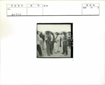 传统锥帽村民户外交谈.jpg
