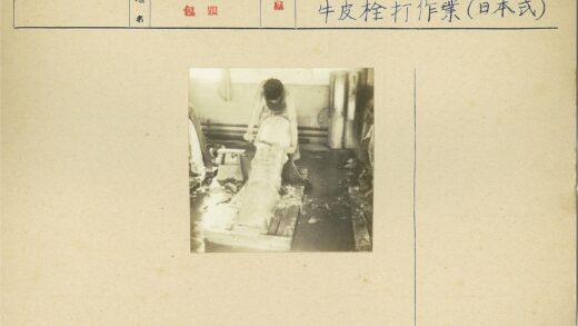 传统锯木工车间工作场景.jpg
