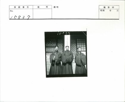 传统长袍人物与中式建筑.jpg