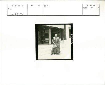 传统长袍人物与古建筑入口.jpg