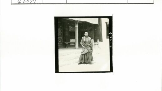 传统长袍人物与古建筑入口.jpg