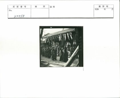 传统长袍人群与华丽建筑.jpg
