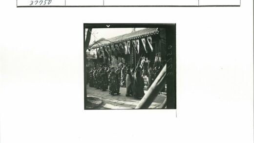 传统长袍人群与华丽建筑.jpg