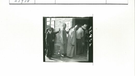 传统长袍人群砖房外排队.jpg