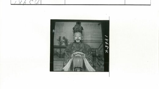 传统长袍头饰雕像艺术照.jpg